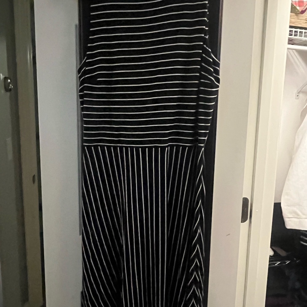 Loft, size 10, mid length, key hole back